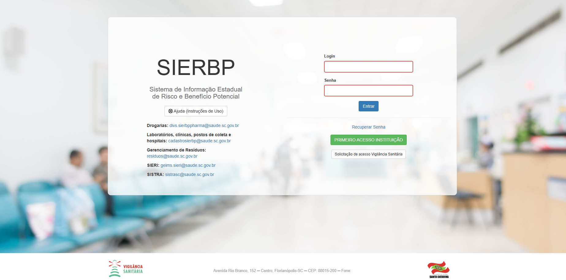 Tela inicial do sistema SIERBP – Sistema de Informação Estadual de Risco e Benefício Potencial. Ao centro, formulário de login com campos para usuário e senha, botão Entrar, opções de Recuperar Senha e Primeiro Acesso Instituição. À esquerda, descrição do sistema e contatos de suporte para drogarias, laboratórios, gerenciamento de resíduos, SIERI e SISTRA. Ao fundo, imagem desfocada de ambiente de atendimento em saúde. Na parte inferior, identificação da Vigilância Sanitária e do Governo de Santa Catarina.